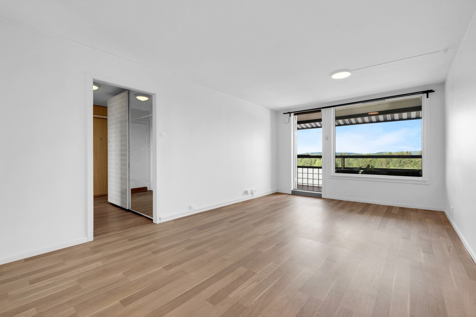 Her er det plass til både sofagruppe, TV-benk og spisemøblement. Galleribilde