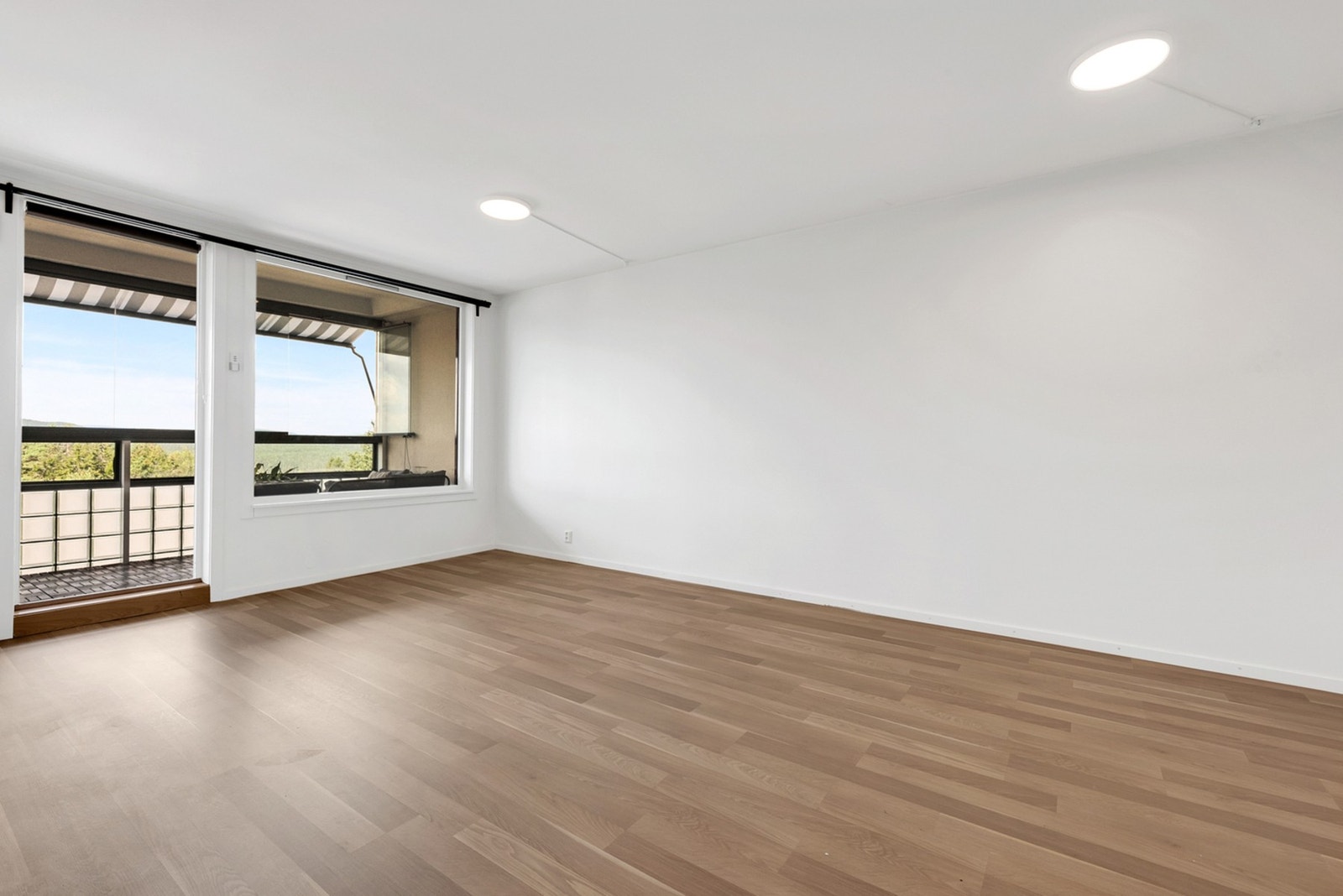 Stuen har en lys og romslig atmosfære med direkte adgang til en herlig innglasset balkong. Galleribilde