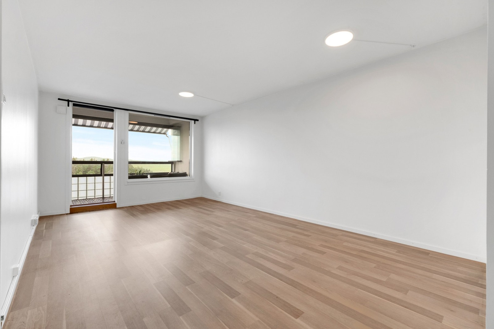 Overflatene består av parkettgulv og nylig malte vegger, som gir rommet et moderne preg. Galleribilde