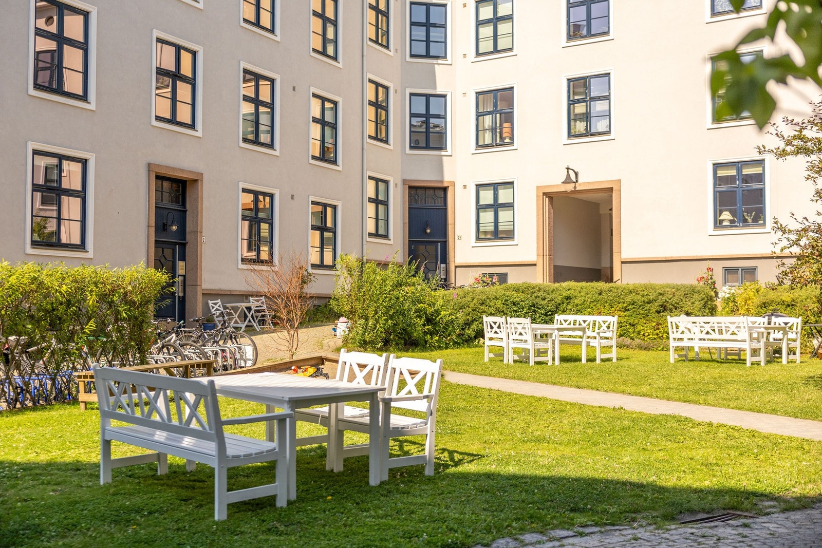 Veldrevet borettslag med stor frodig bakgård. Galleribilde