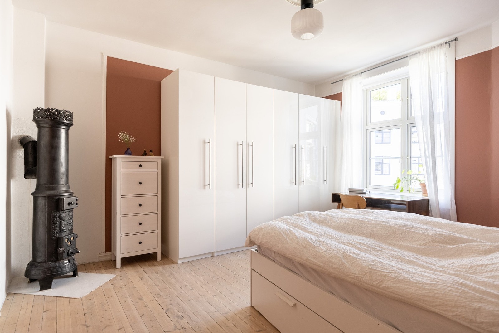 Leilighetens soverom er av god størrelse med plass til stor dobbeltseng. Galleribilde