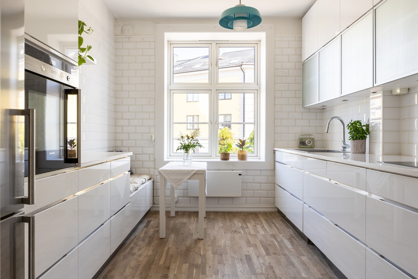 Sosialt og praktisk kjøkken med smarte løsninger, mye benkeplass og godt med oppbevaring. Galleribilde