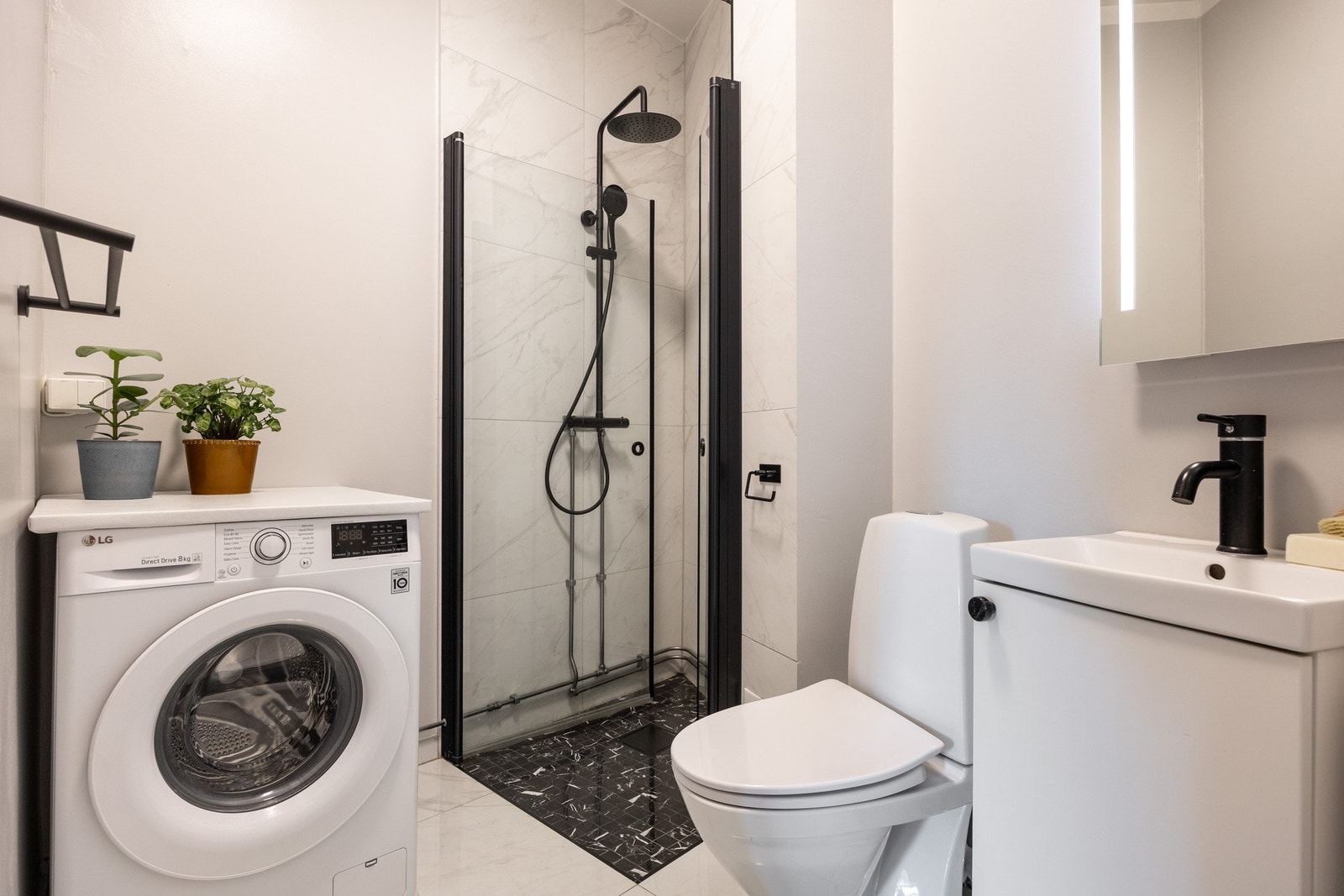 Lyst og pent baderom fra 2020 med flislagt gulv med gulvvarme. Galleribilde