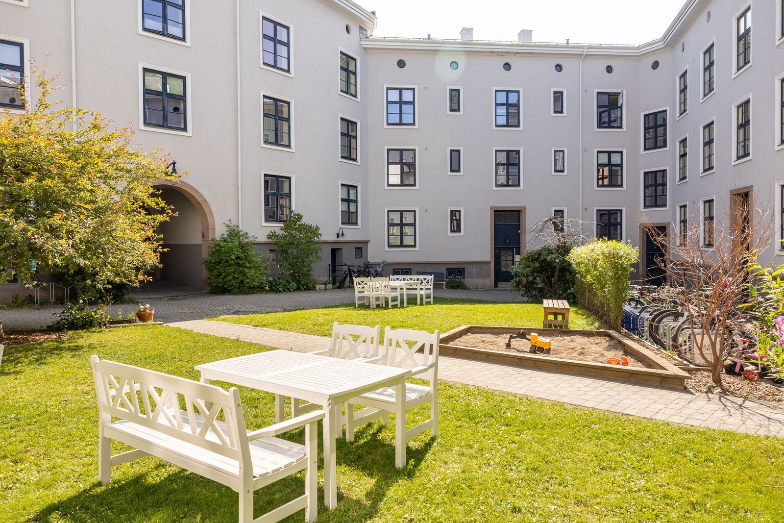 Perfekt uteplass på sommerstid. Galleribilde