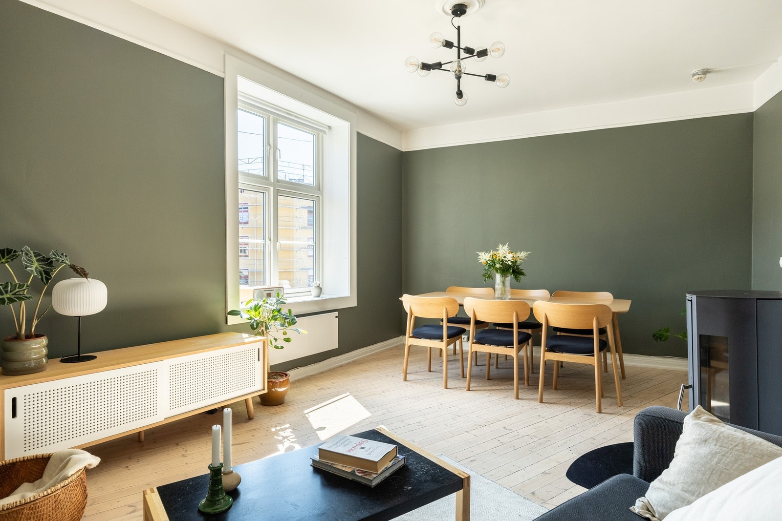 Store klassiske vindusflater fra 2016 som slipper inn mye naturlig lys. Galleribilde