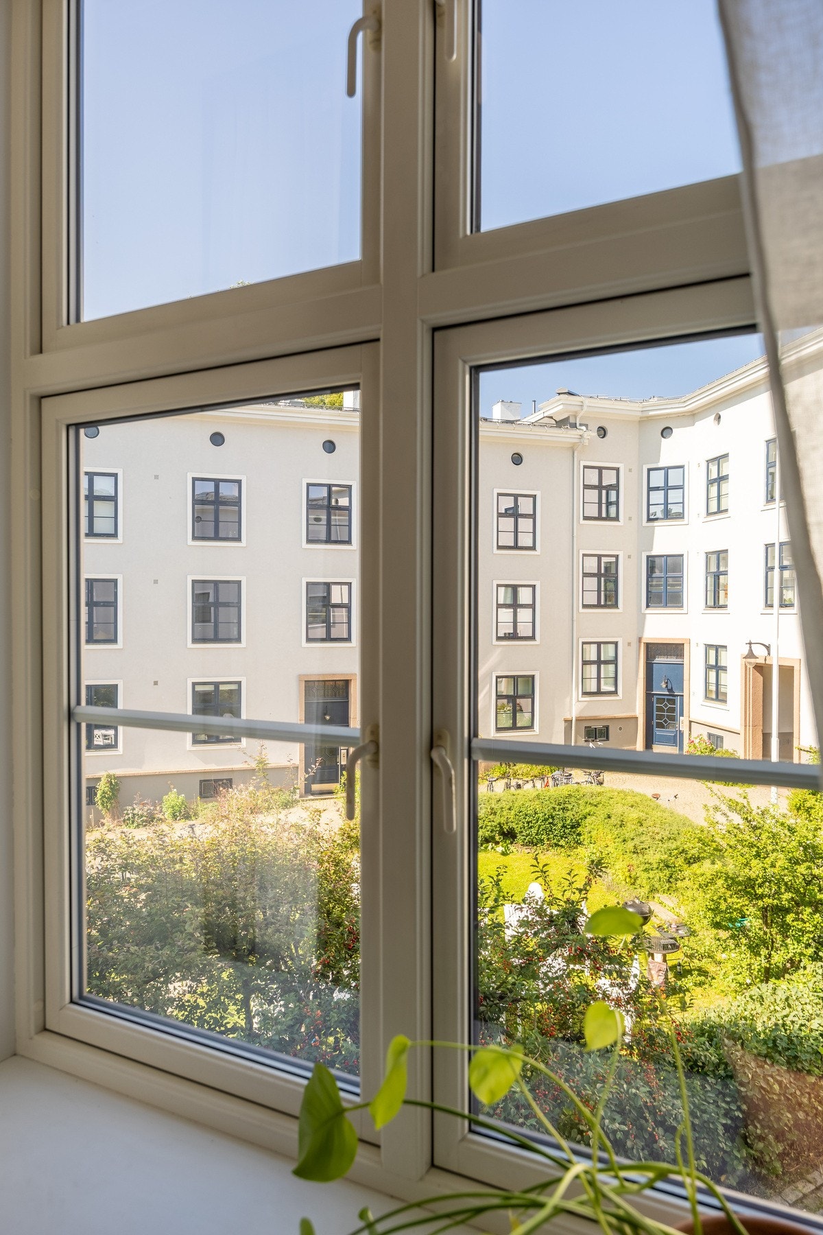 Soverommet er vendt mot rolig, frodig bakgård. Galleribilde