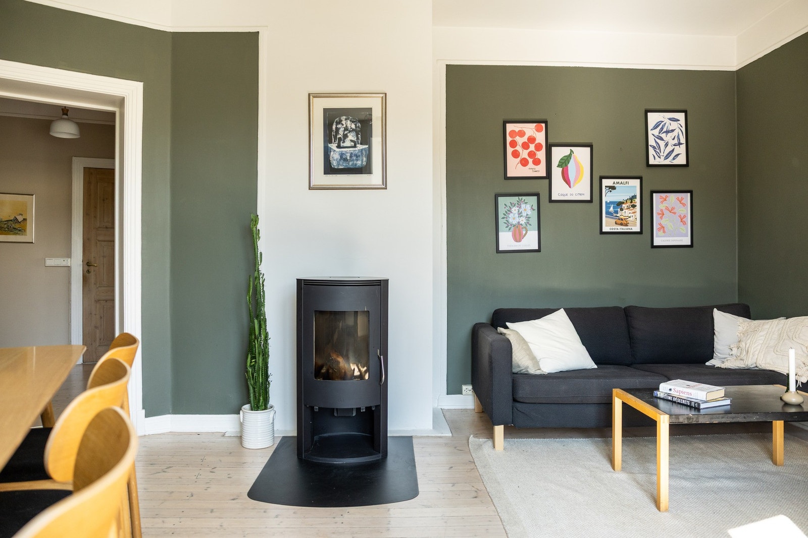 Romslig stue som enkelt kan innredes med ønskelige møblementer. Galleribilde