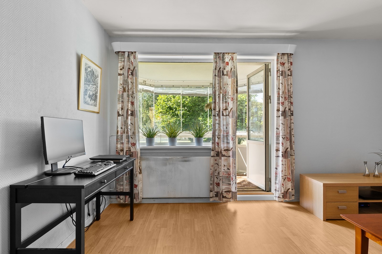 Store vindusflater gir rikelig med naturlig lysinnslipp Galleribilde