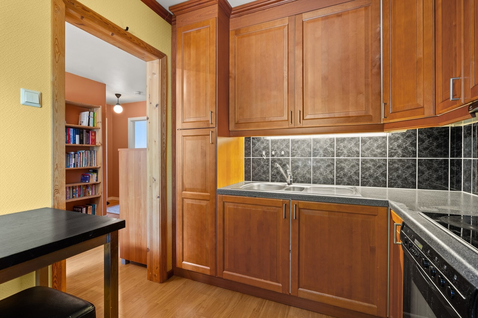 Kjøkkenet er av fin størrelse med mye skap- og benkeplass Galleribilde