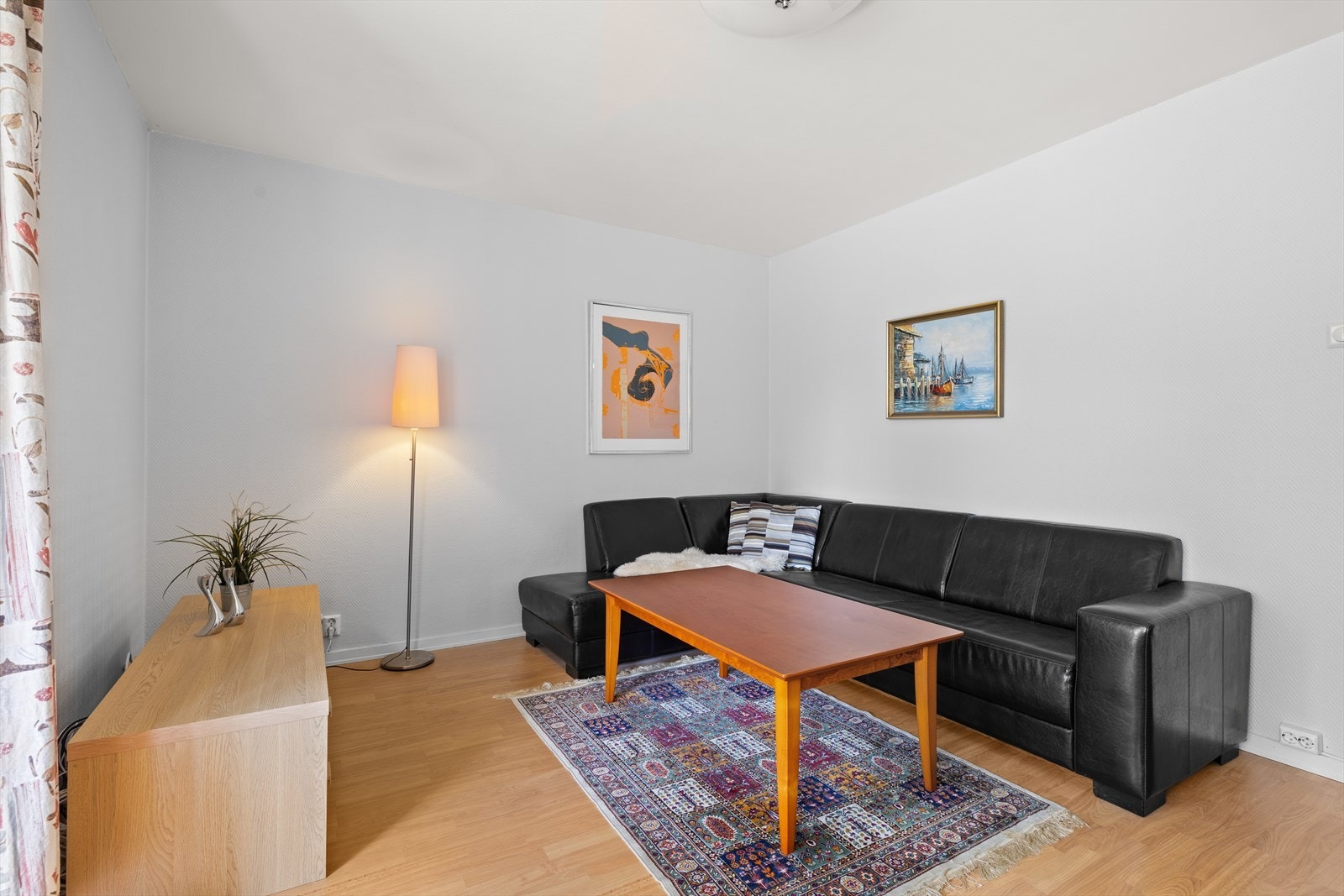 I stue er det fin plass til sofagruppe og tv-seksjon Galleribilde