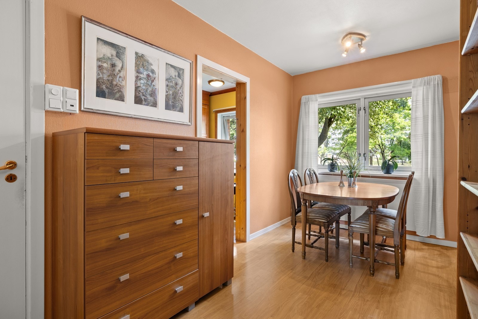 Hyggelig spisestue tilknyttet kjøkkenet Galleribilde