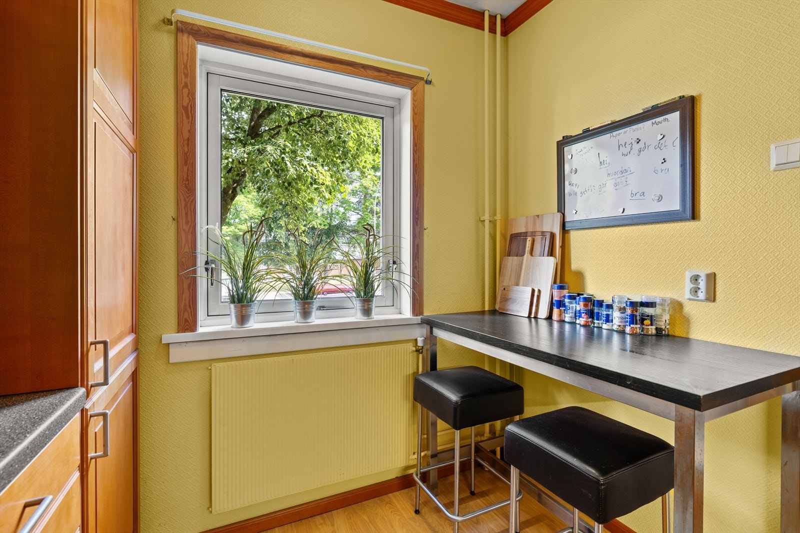 På kjøkkenet er det fin plass til en liten spiseplass. Her kan du nyte morgenkaffen med flott utsyn Galleribilde