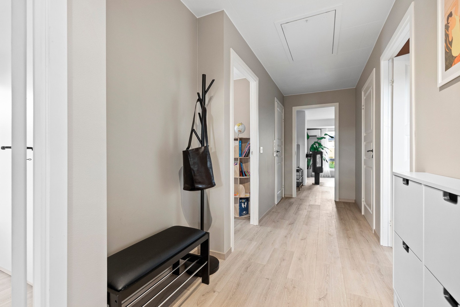 Rommet er romslig med muligheter for garderobeløsninger eller skoskap etter behov Galleribilde