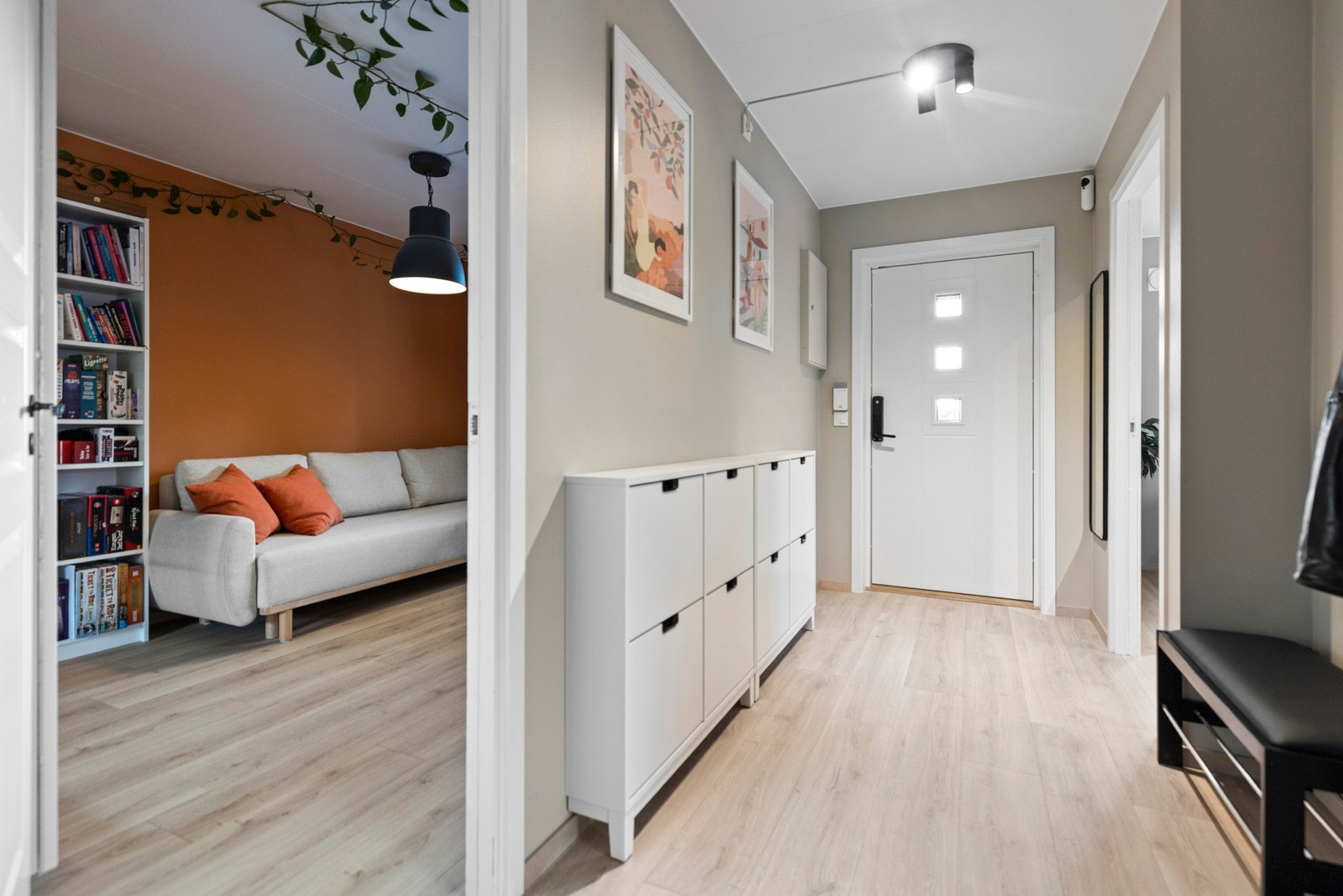 Entreen har en funksjonell utforming med plass til oppbevaring og organisering Galleribilde