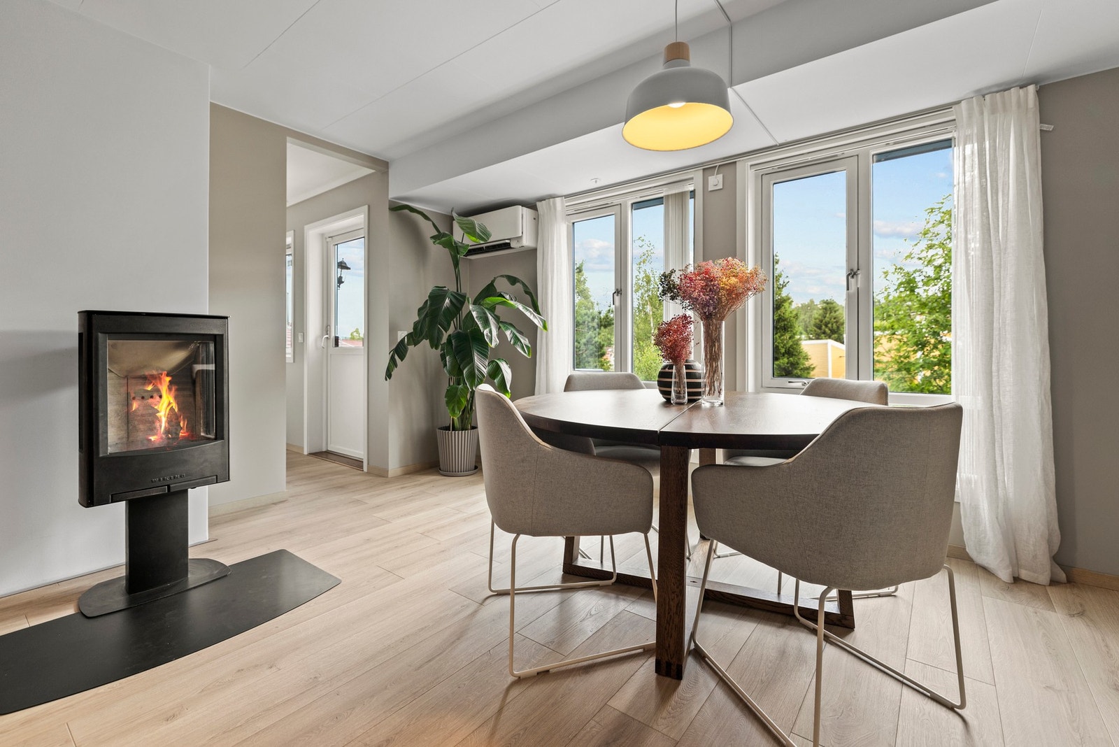 Det er plass til både sofagruppe og spisebord Galleribilde