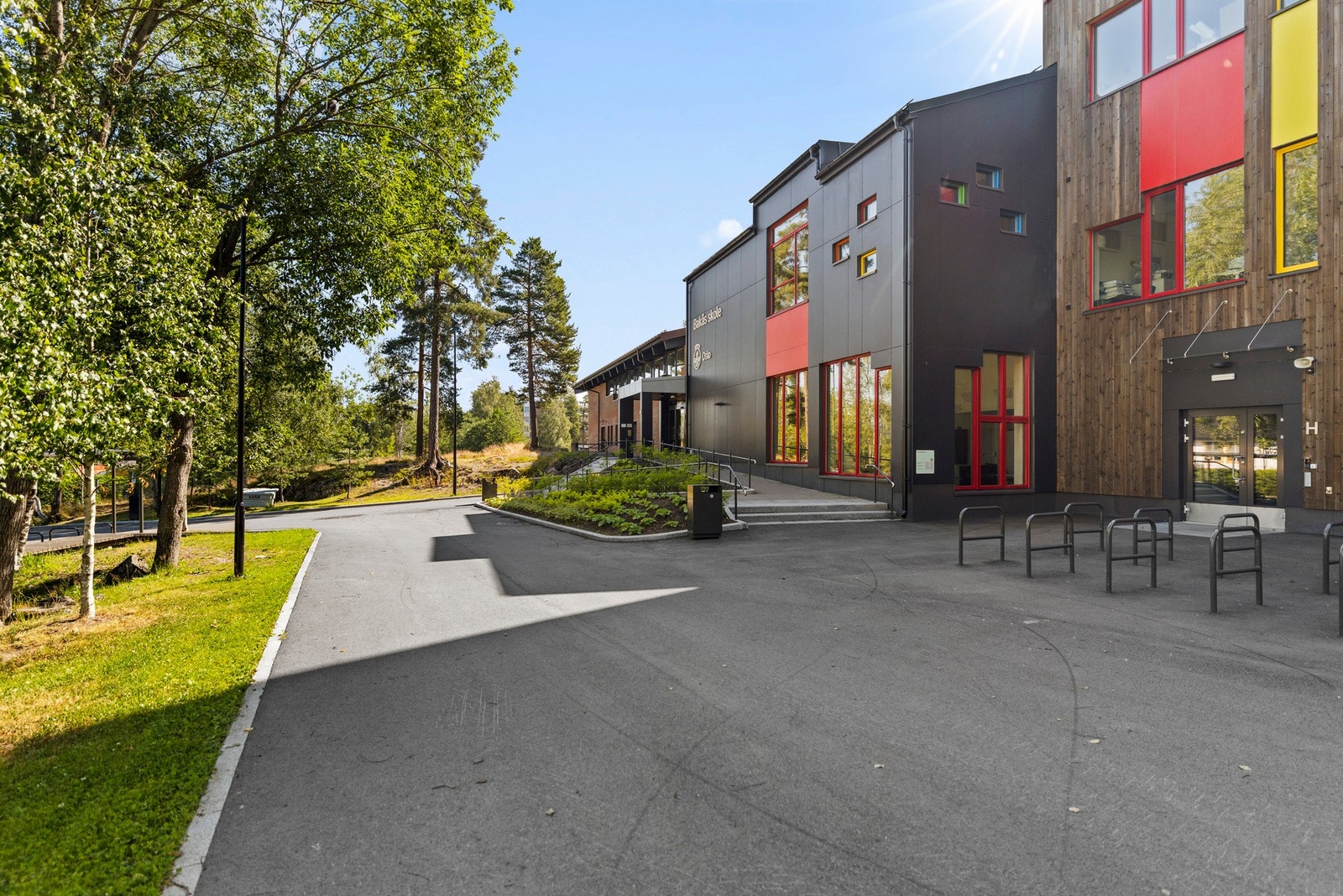 Fra leiligheten er det gangavstand til Bakås barneskole Galleribilde