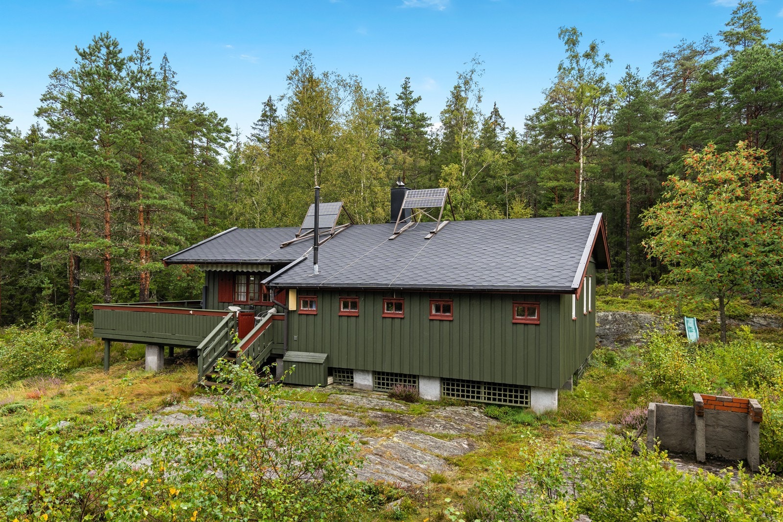Tveitåsen er kjent for sitt naturskjønne landskap og friluftsområder. I umiddelbar nærhet finner du flotte turstier, innsjøer og sykkelstier Galleribilde