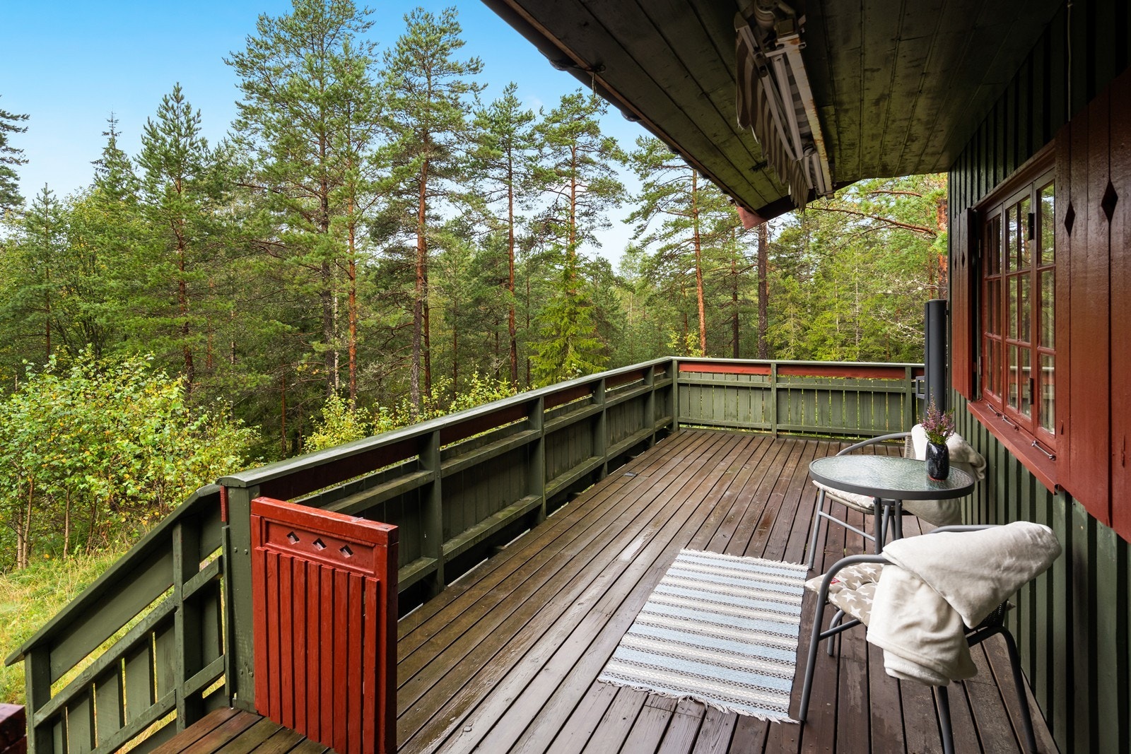 Med 3,7 mål med eiet tomt er det nok plass til å utforske og nyte utendørsaktiviteter med familie og venner. Galleribilde