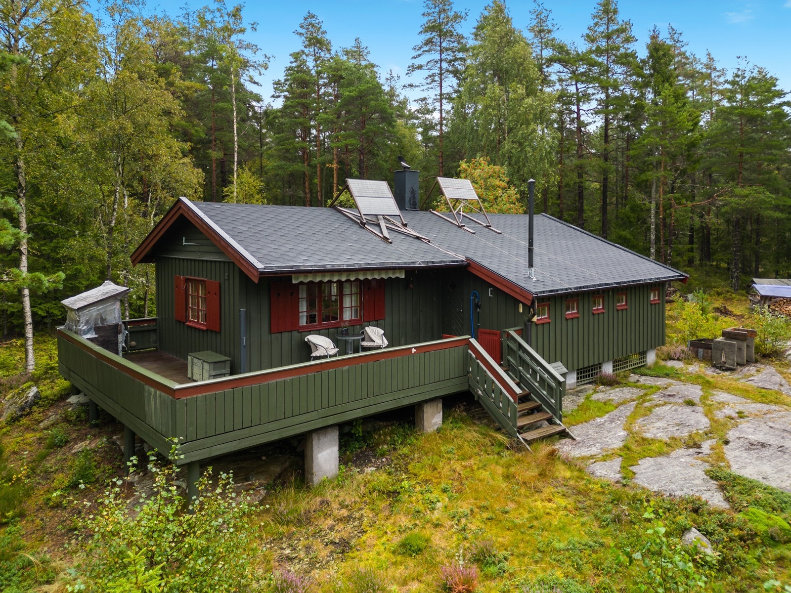 Hytta ligger usjenert på Tveitåsen, og er den perfekte muligheten for deg som ønsker ro, natur og et avslappende miljø. Det er adkomst til hytta fra to sider Galleribilde
