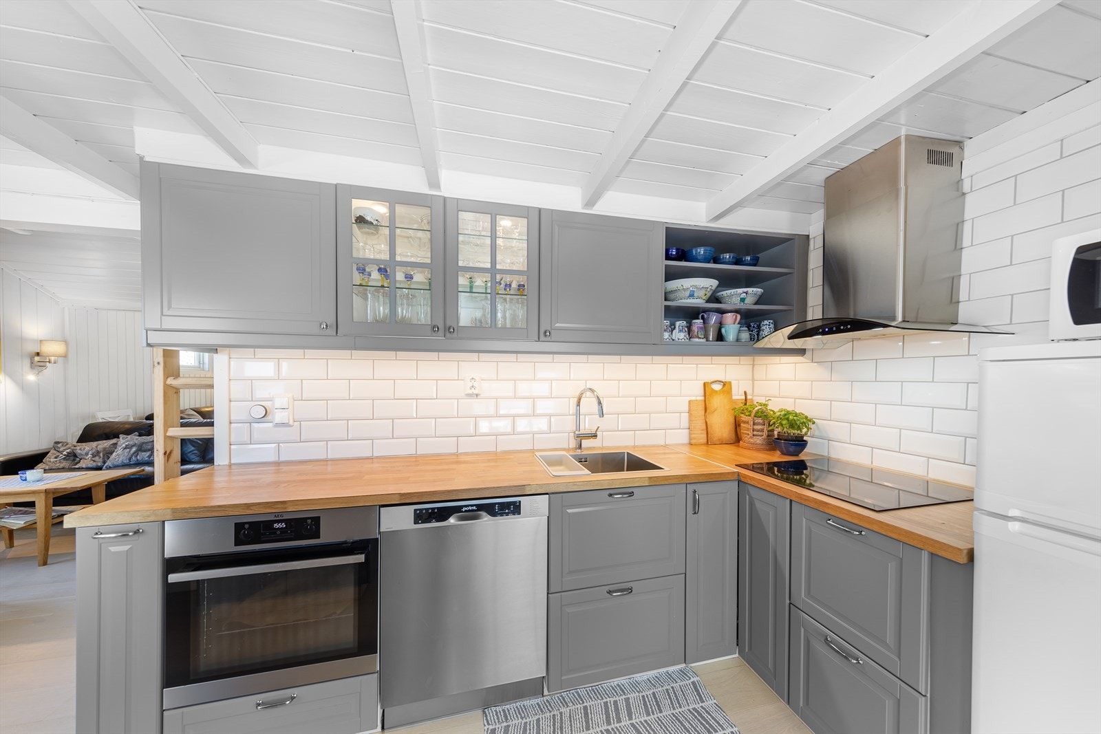 Kjøkkeninnredning fra 2022 fra IKEA, med benkeplate i heltre og malte, profilerte fronter. Galleribilde