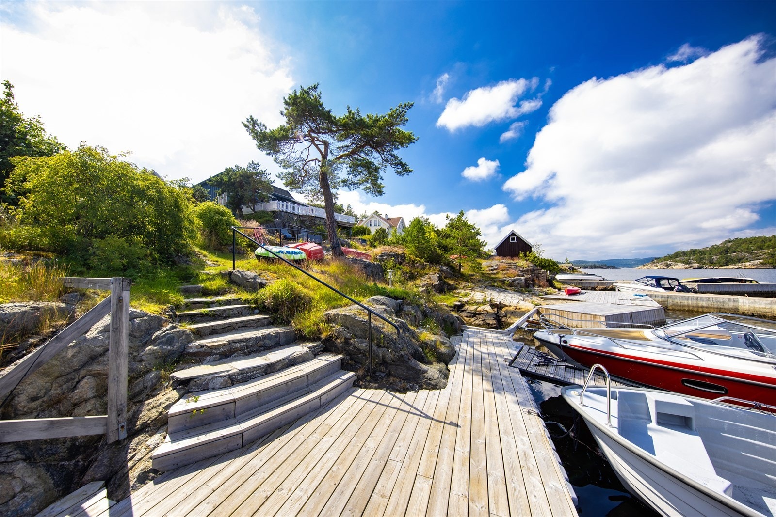 Adkomst fra eiendommen til brygga. Denne benyttes også av Arøy 3. Galleribilde