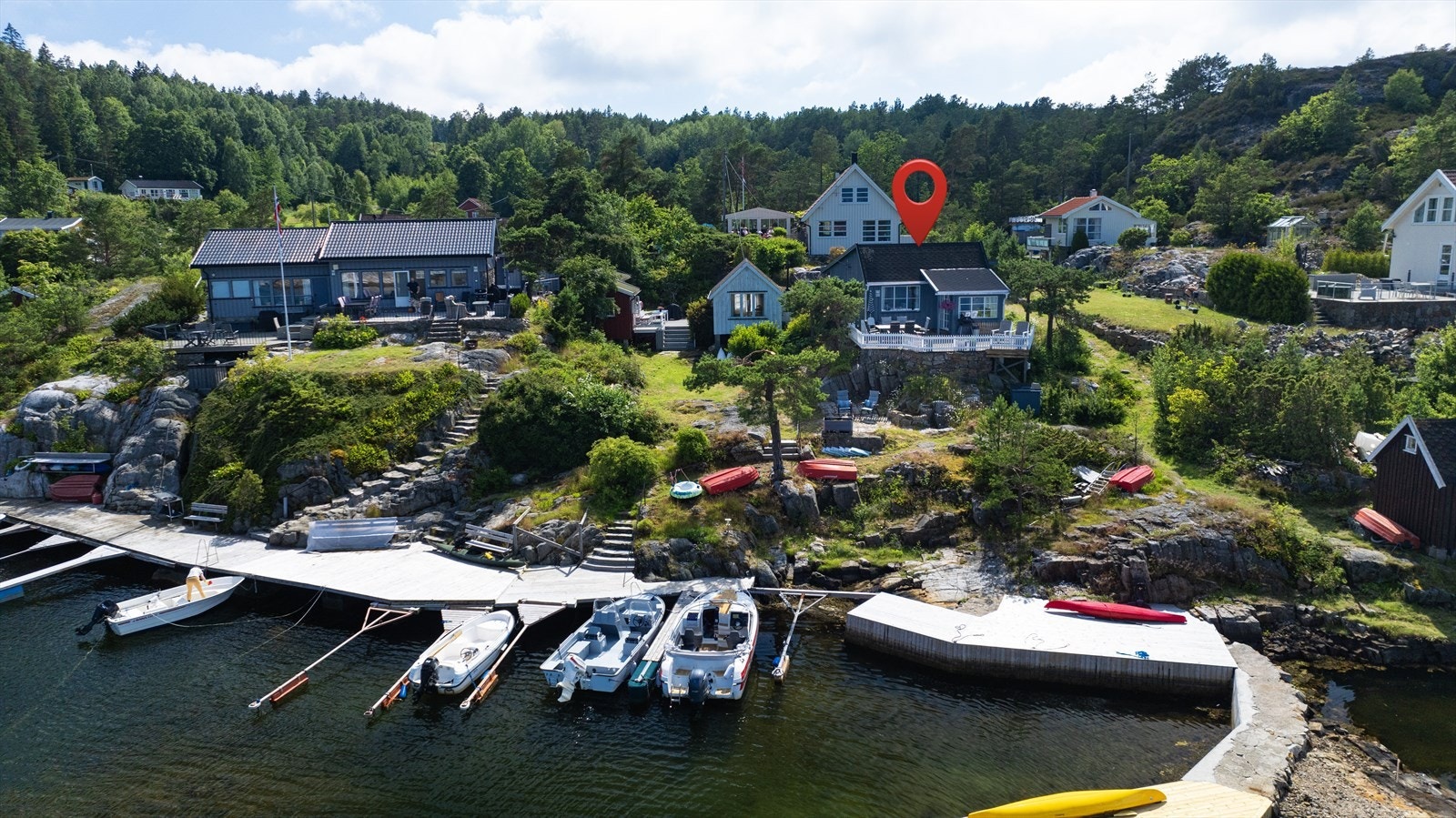 Hytta disponerer to båtplasser i fellesanlegg. Galleribilde