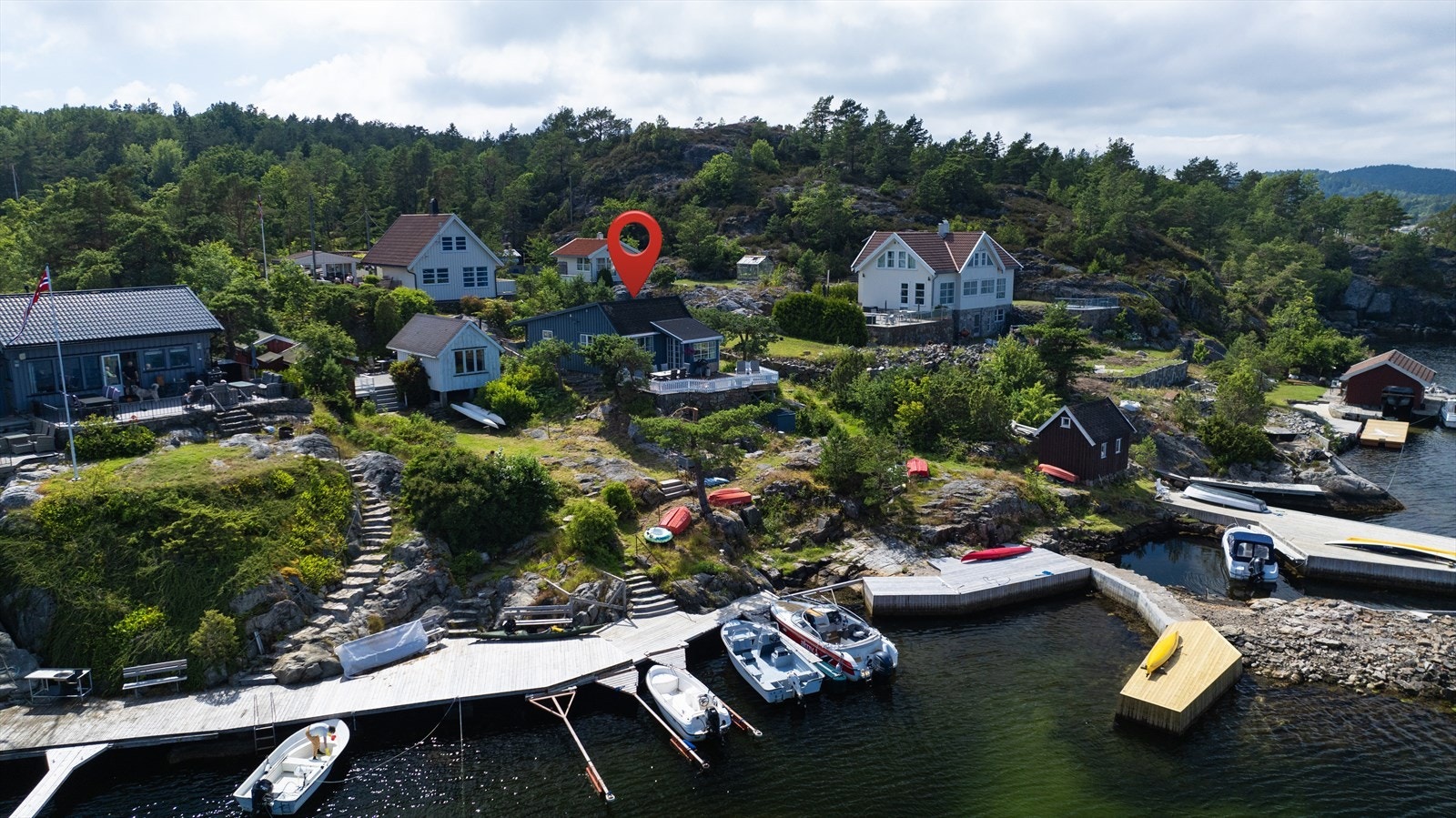 Eiendommen består av fritidsbolig opprinnelig bygget i 1965. Galleribilde