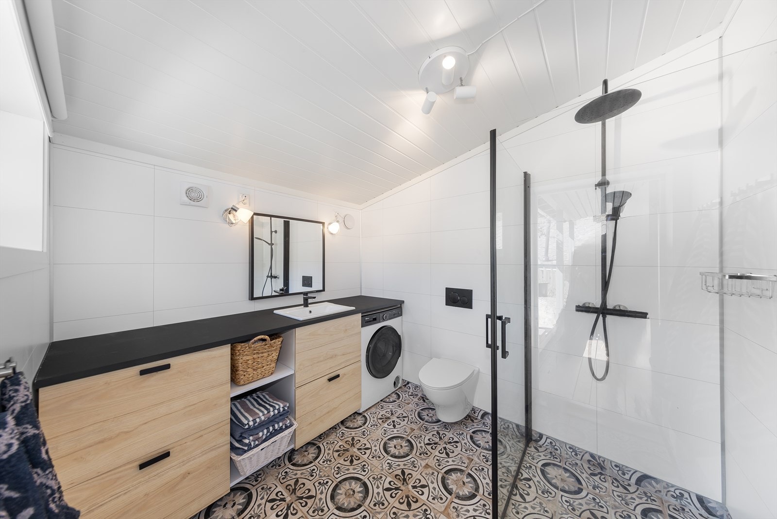 Bad i tilbygg fra 2022 med utvendig adkomst. Rommet har flislagt gulv med varmekabler. Tilbygget inneholder også bod. Galleribilde