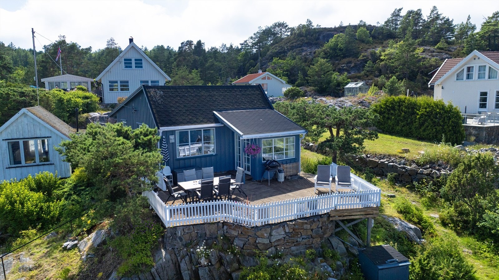 Tidlig på 70-tallet ble hytta tilbygget med hagestue mot sjøen, og tidlig på 80-tallet ble hytta tilbygget mot sør. Galleribilde