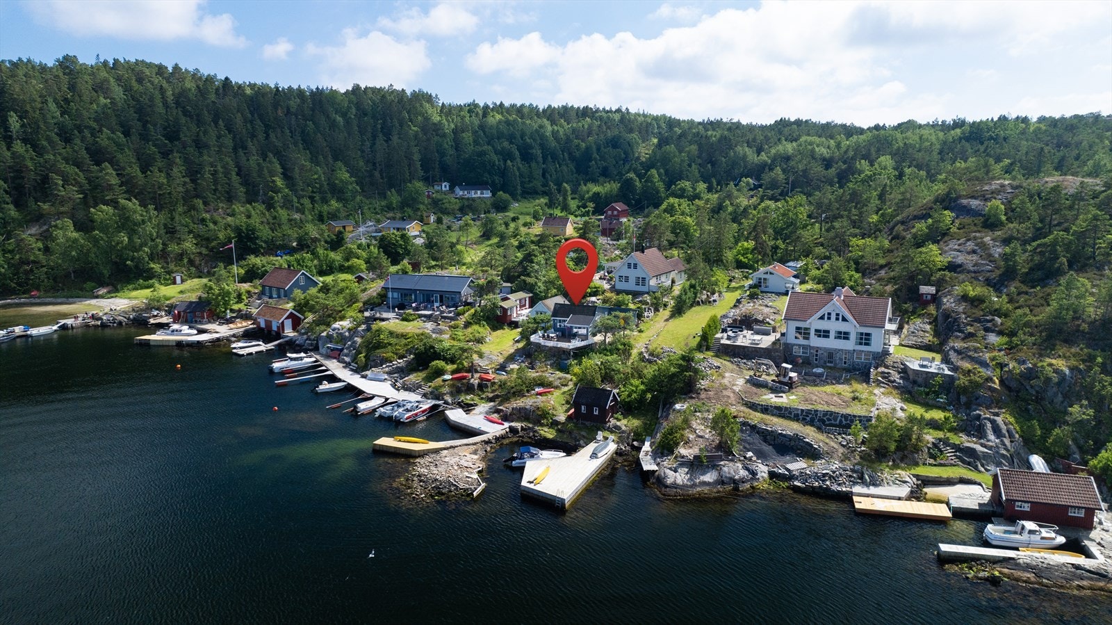 Eiendommen har båtplass ved fellesbrygge foran hytta. Dette er et realsameie, hvor fem eiendommer disponerer 1/5 hver. Galleribilde