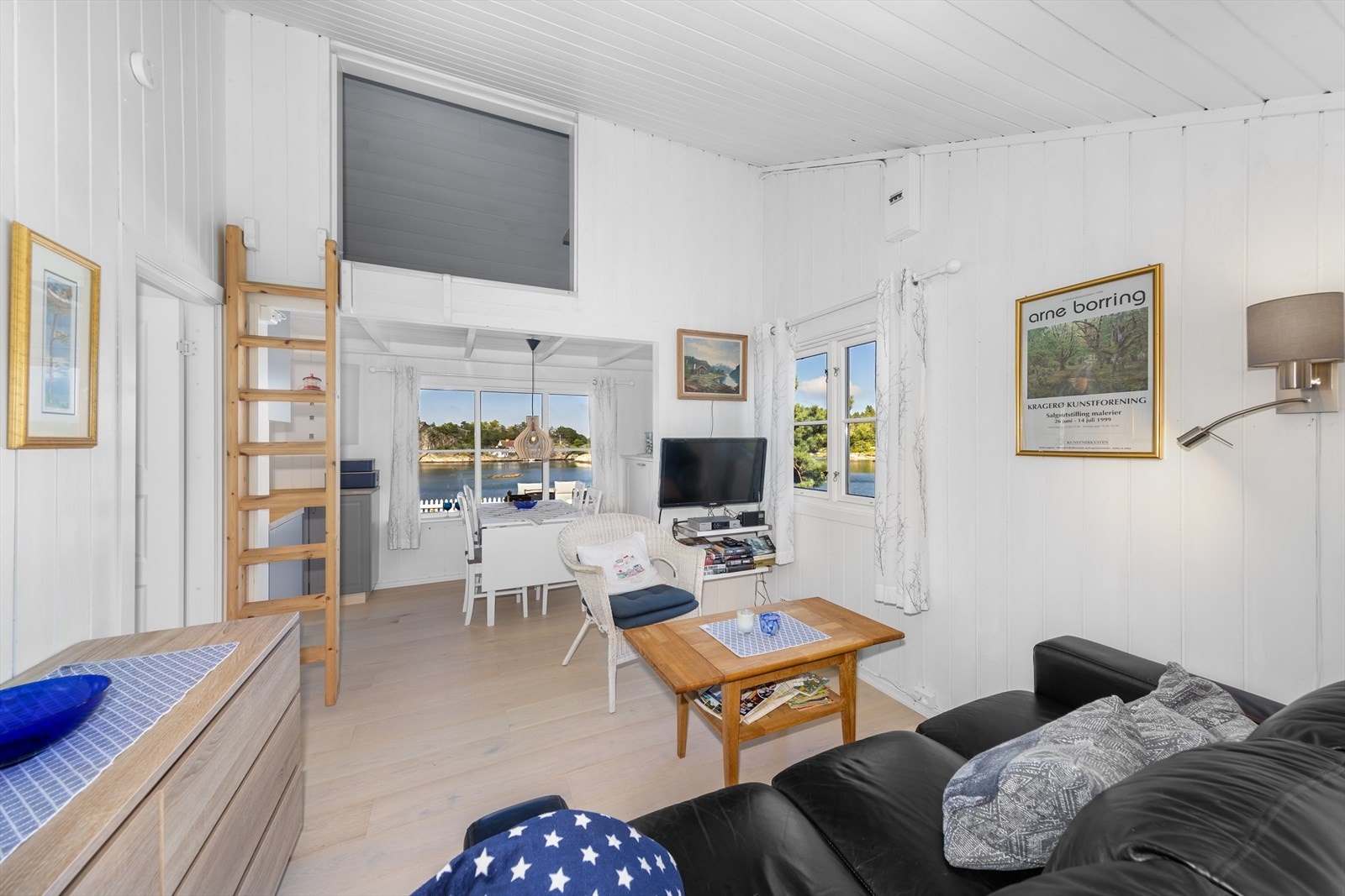 Åpen løsning mellom kjøkken og stue. Herfra er det oppgang til hems. Galleribilde