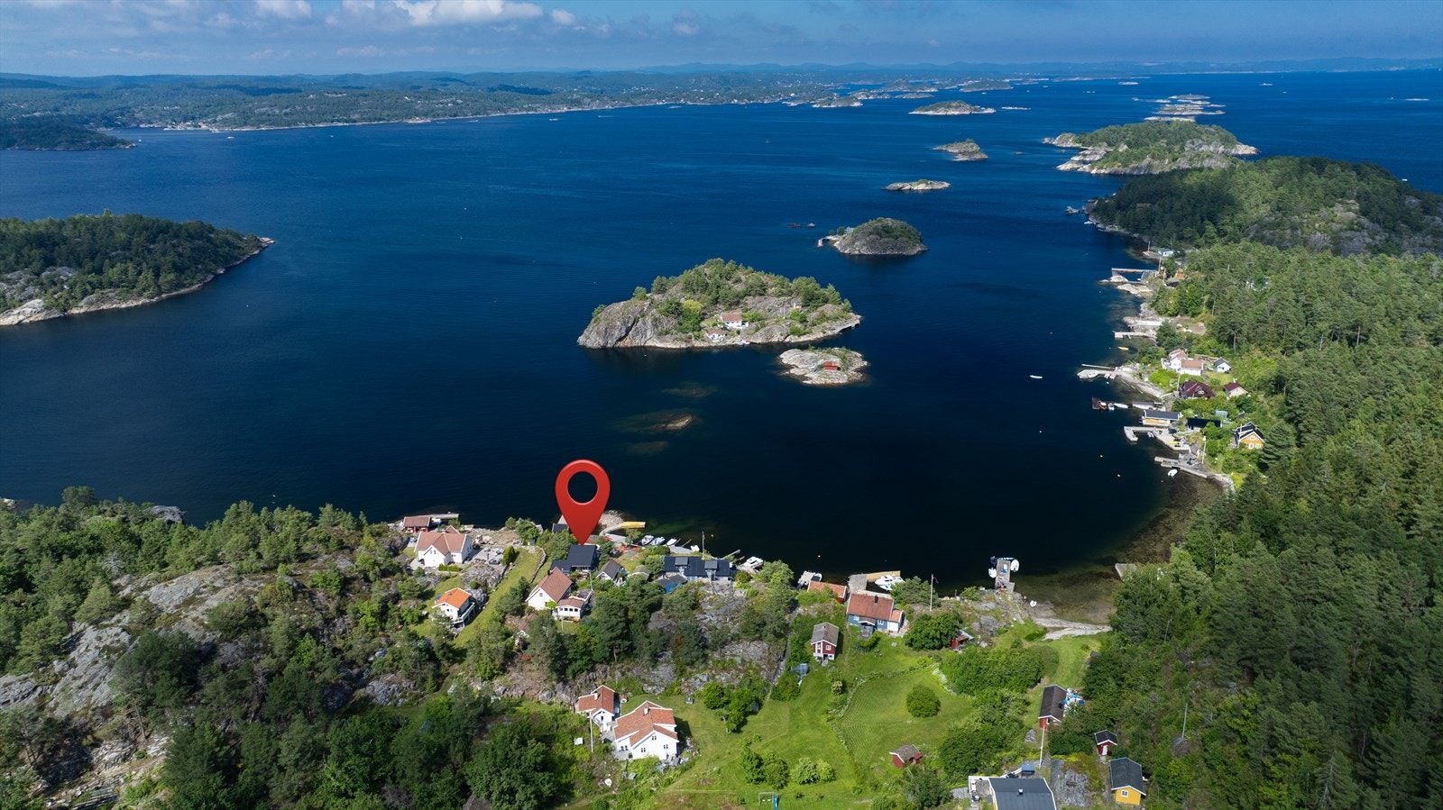 Eiendommen ligger i ytre del av skjærgården, men er lunt plassert på innsiden av Arøy. Galleribilde