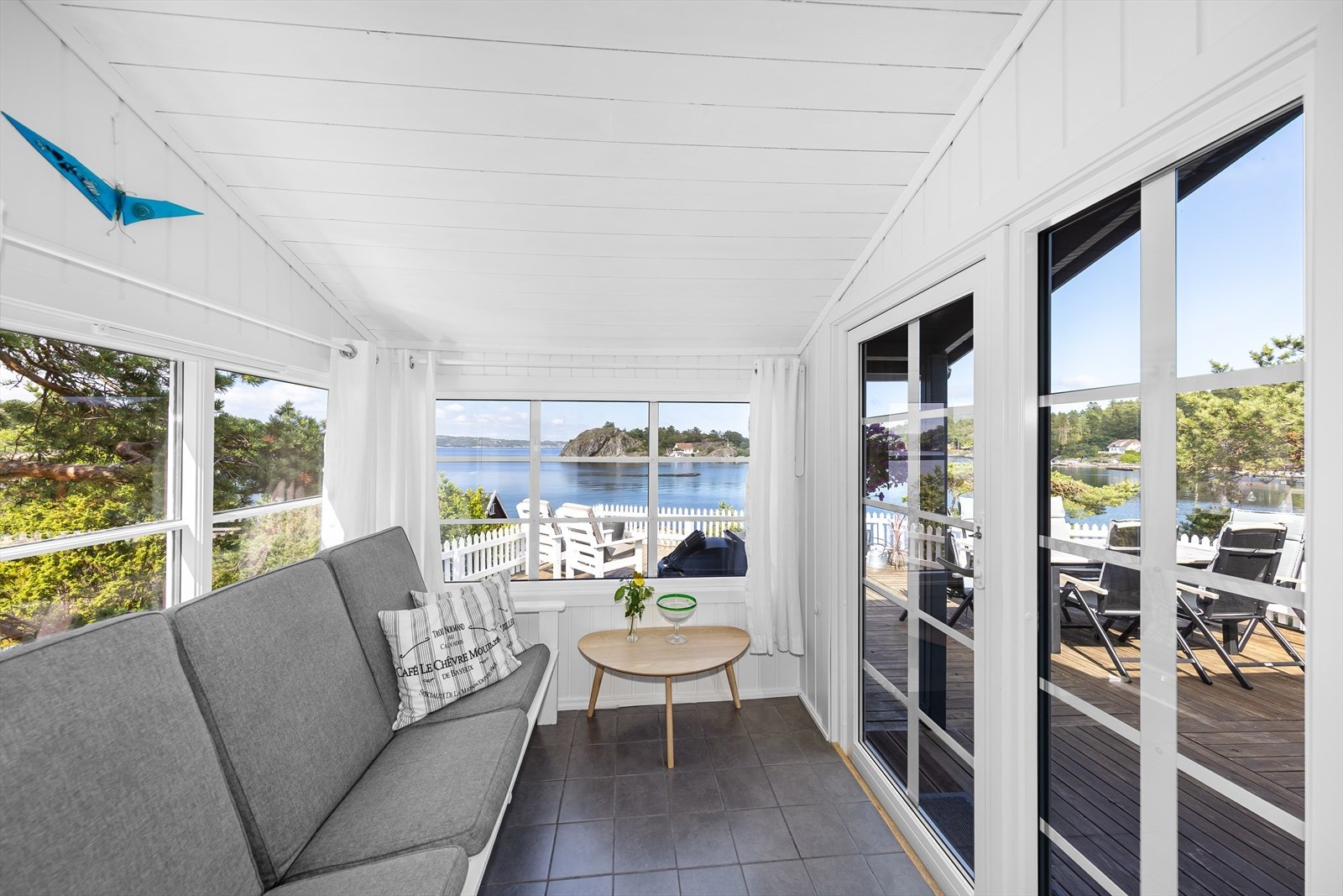 Hagestue innenfor kjøkken med nydelig utsikt og utgang til terrasse. Galleribilde