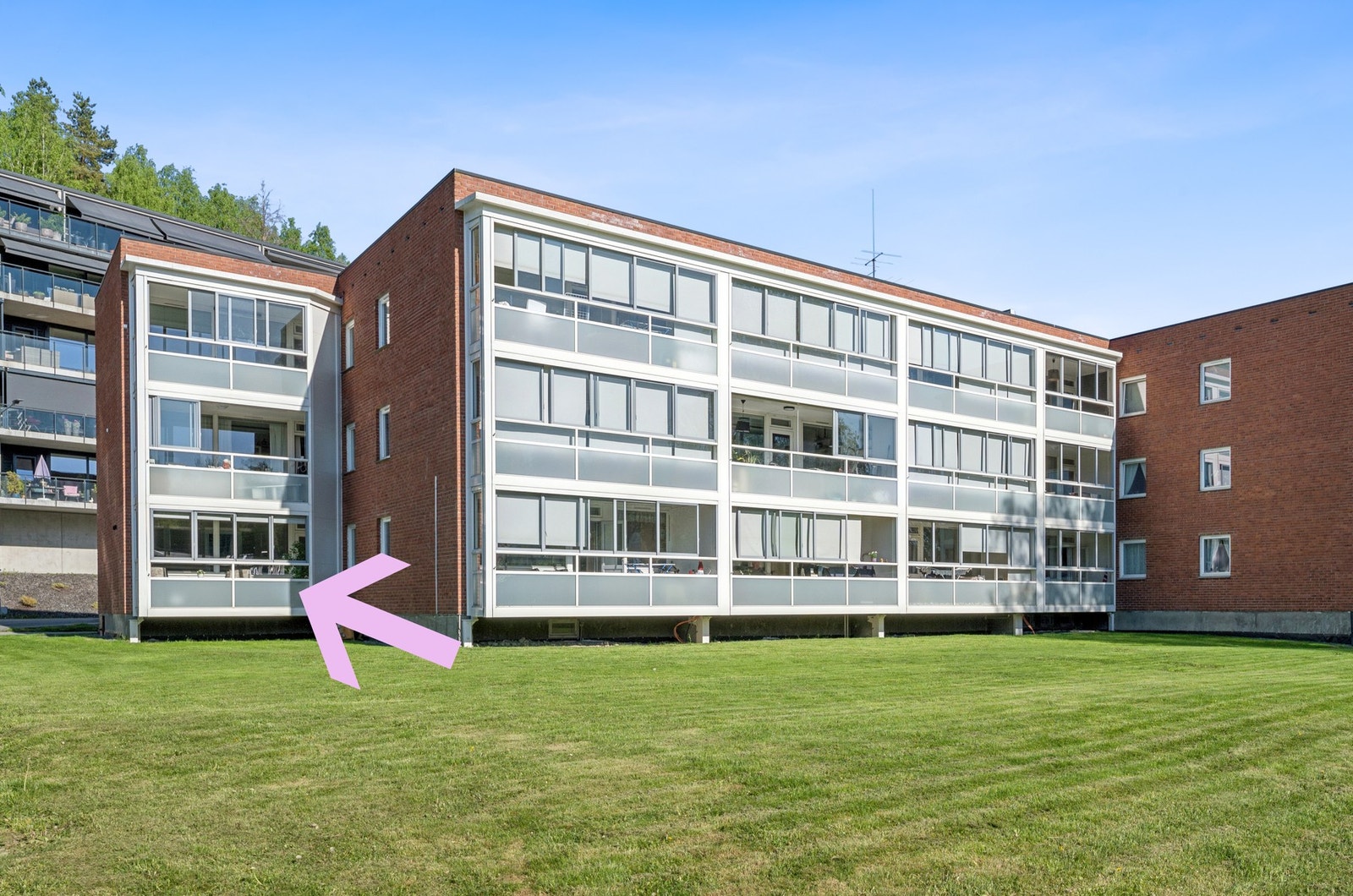 Leiligheten ligger på Haldenjordet - et populært og veldrevet borettslag med trivelige fellesarealer og store grøntområder. Her bor du med gangavstand til Hønengata, skoler, barnehager, dagligvarebutikker, bussforbindelser og flotte turområder. Galleribilde