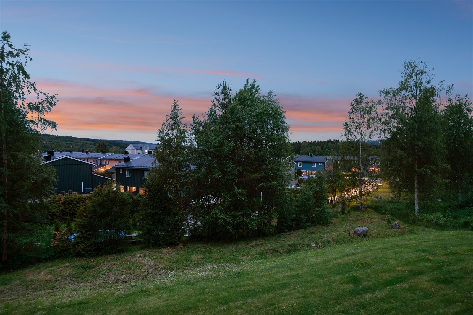 Sett fra hagesiden ligger leiligheten i 2. etasje, og dermed godt opp fra bakken Galleribilde