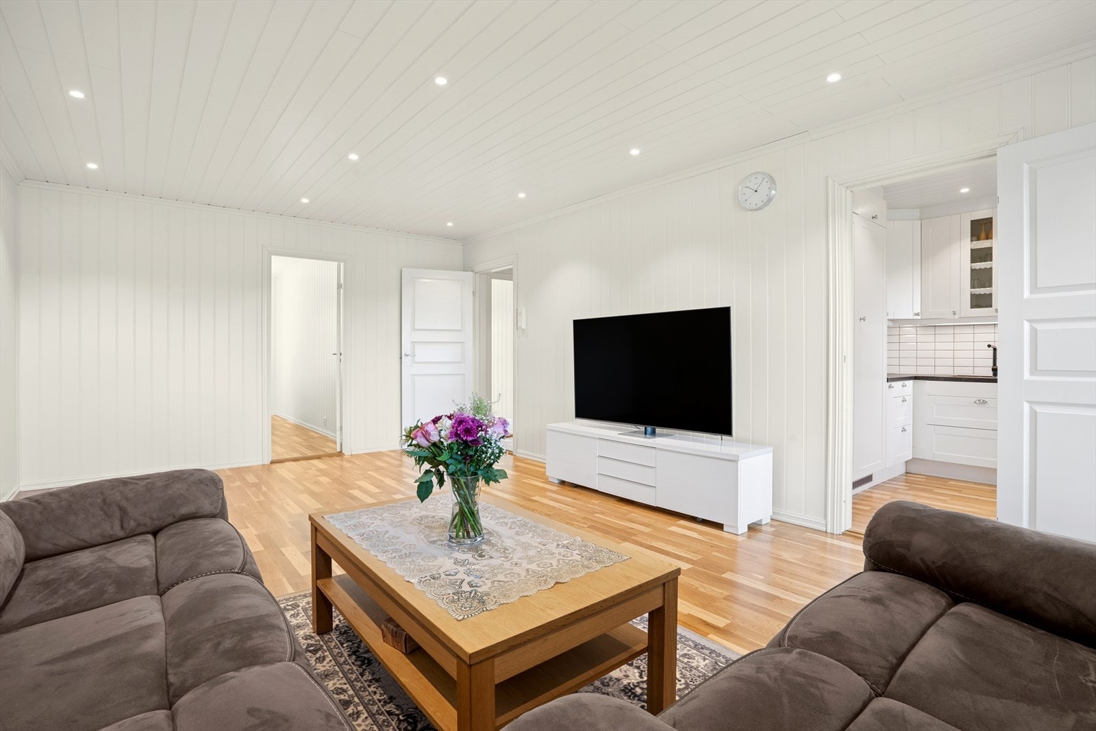 Det er god plass til spisegruppe i den andre enden av stuen Galleribilde