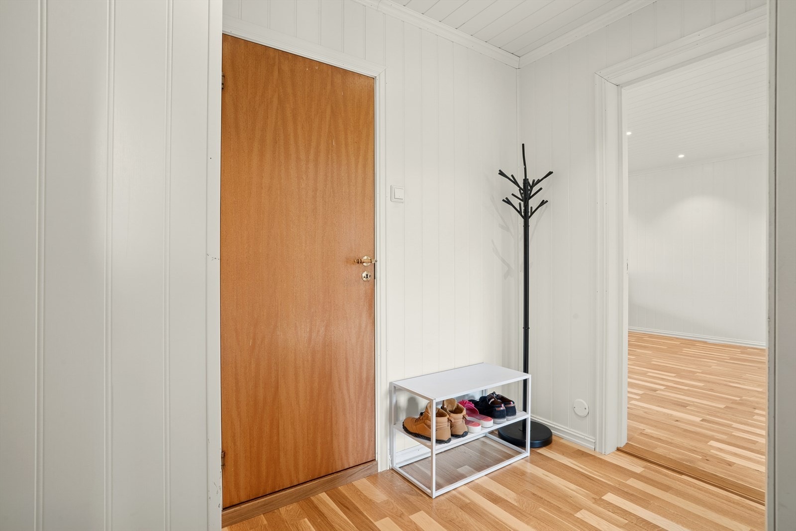 I gangen er det plass til skohylle, knagger eller et mindre garderobeskap Galleribilde