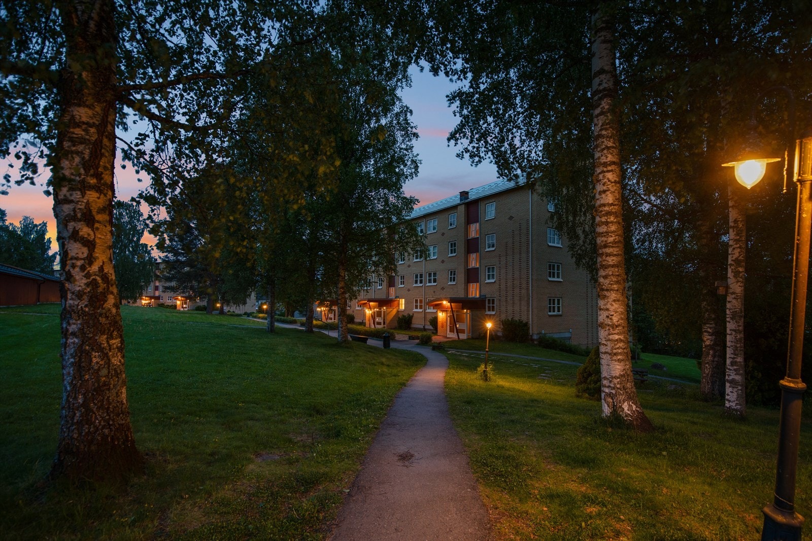 Borettslagets fellesareal er pent opparbeidet med opplyste internveier Galleribilde
