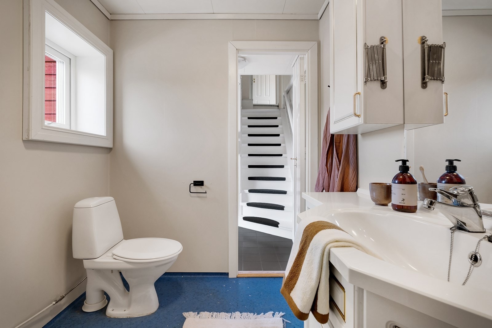 - Det er opplegg for vaskemaskin og varmekabler i gulvet - Galleribilde