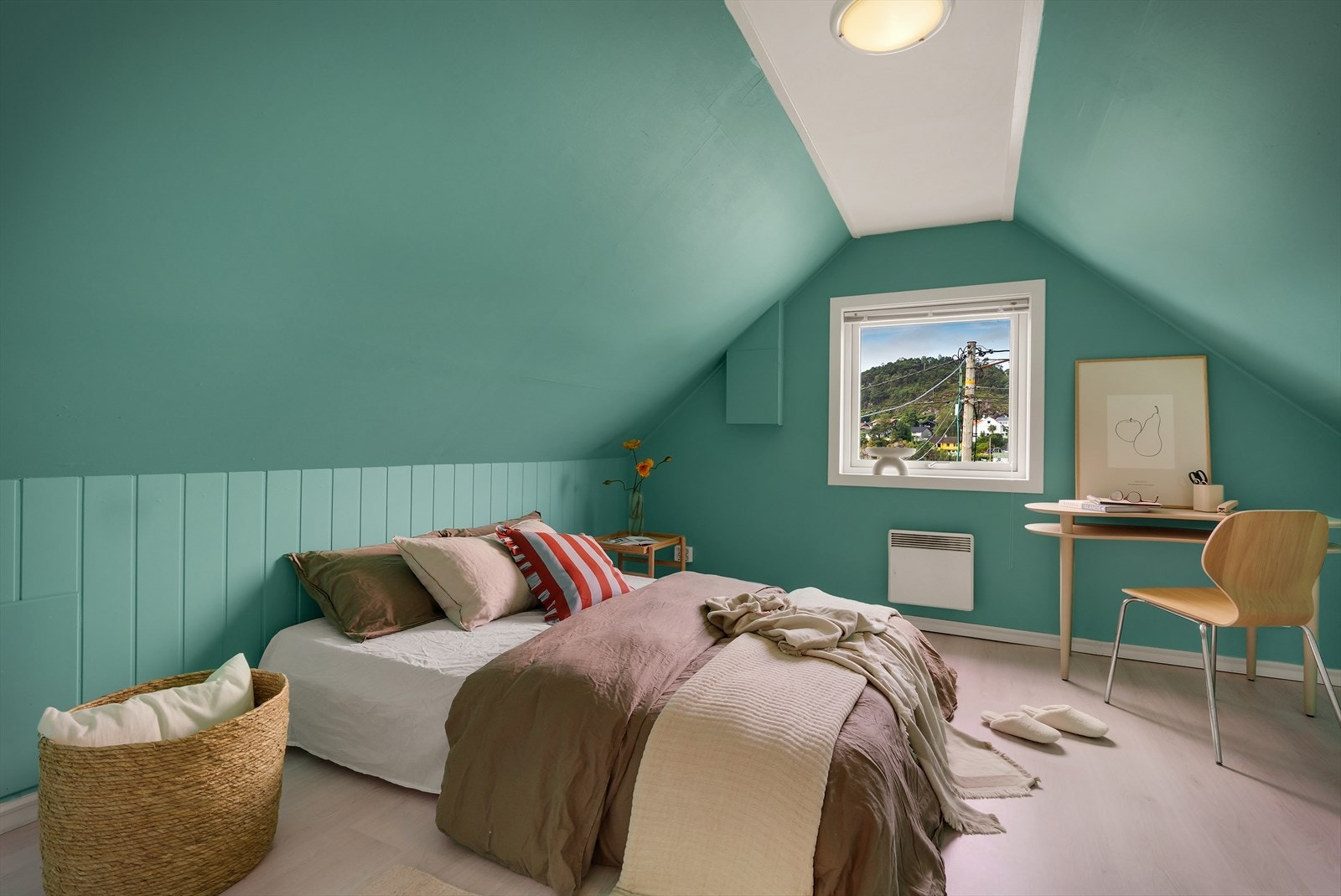 - Det siste soverommet har god plass til dobbeltseng og nattbord på hver side - Galleribilde