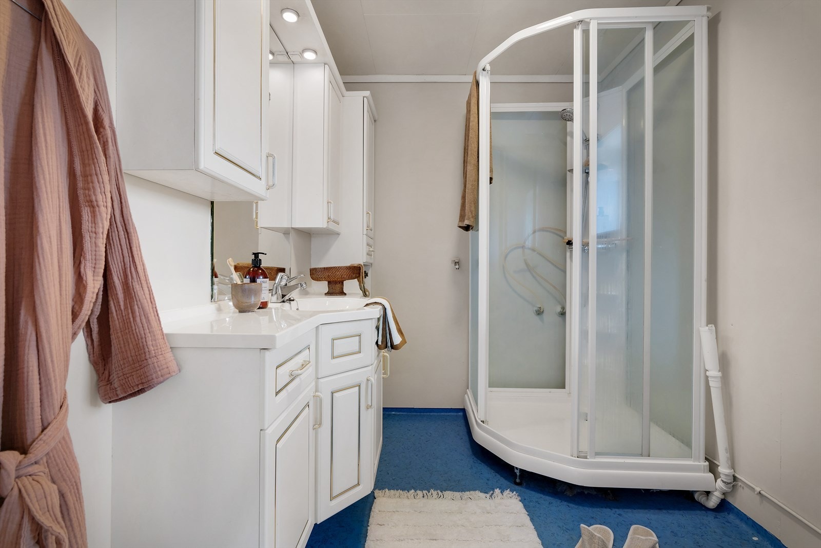 - Badet er på 4,5 m² og inneholder dusj, toalett, servant og skap - Galleribilde