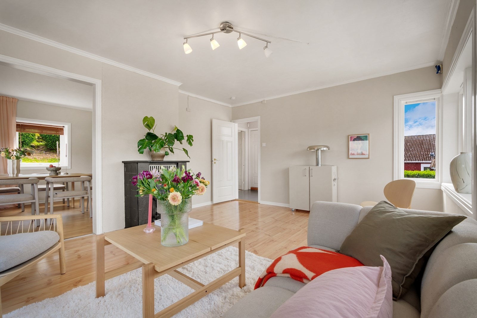 - Rommet er delt inn i to sosiale soner som skaper et fint oppholdsrom for familien - Galleribilde