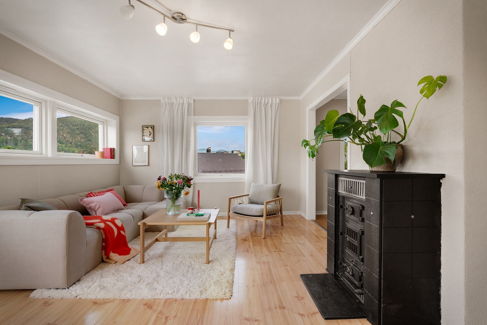 - Huset har en nydelig stue på 31 m² med vedovn- Galleribilde