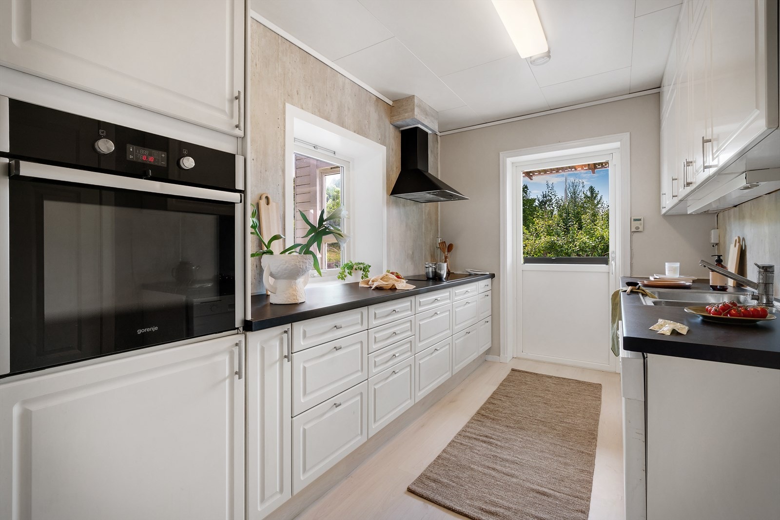 - Huset har et separat kjøkken på 9,3 m² med god skap- og benkeplass - Galleribilde