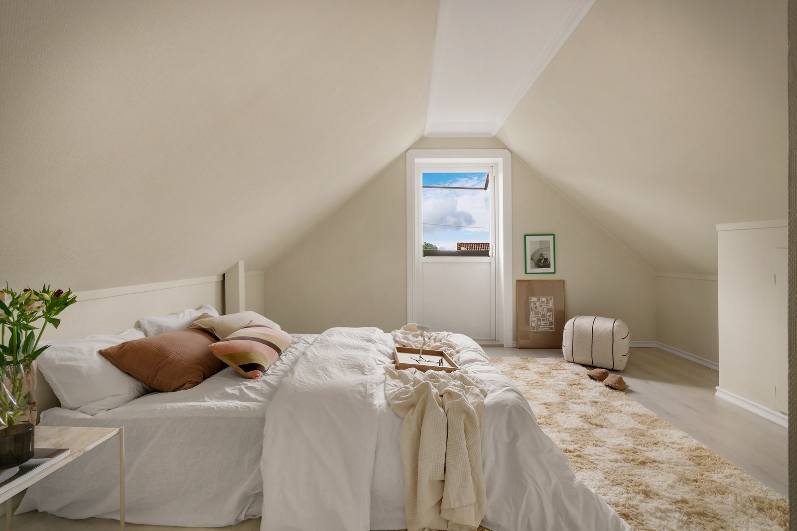 - Alle soverommene og kjøkkenet er nylig malt og har fått nytt gulv - Galleribilde