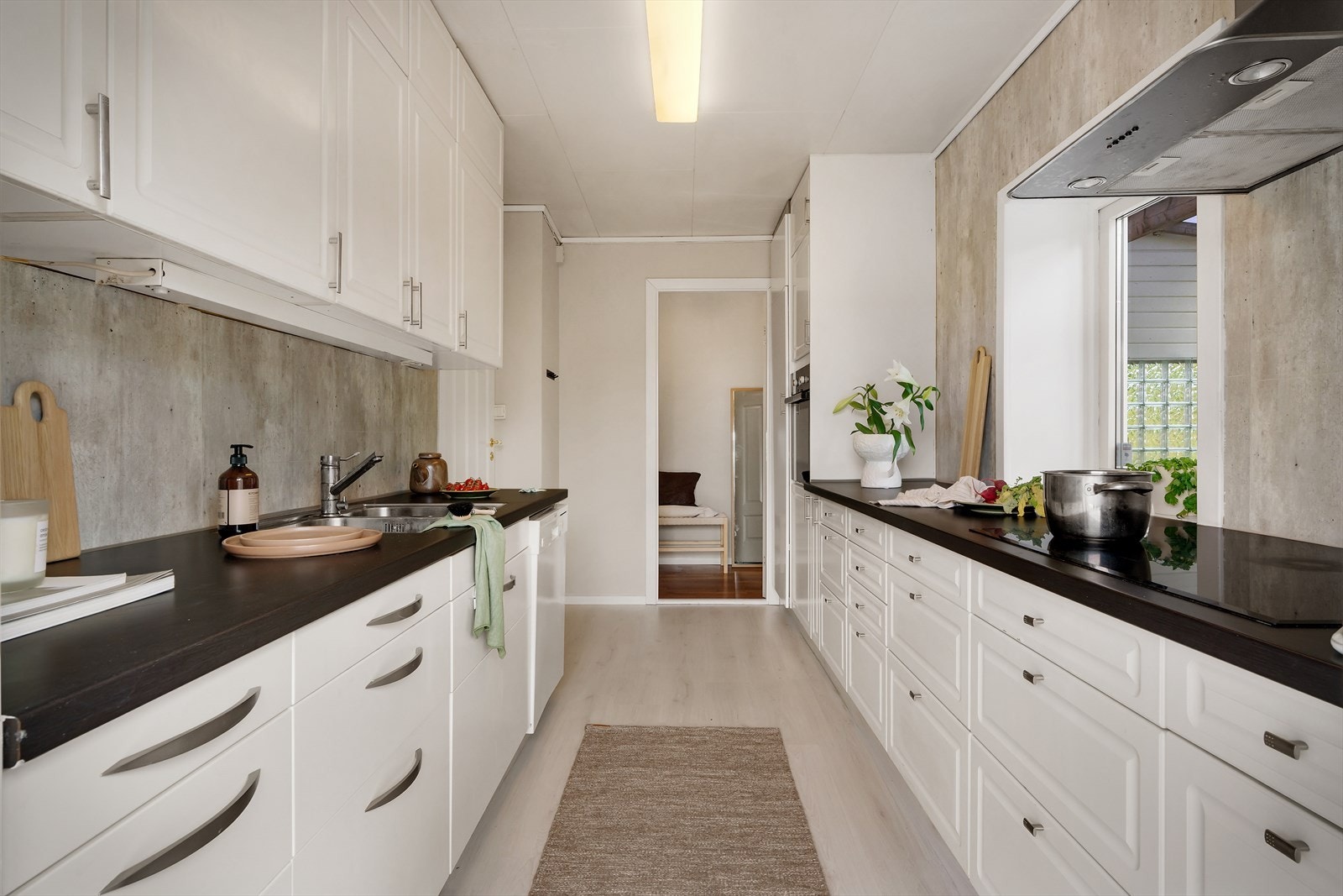 - Fra kjøkkenet er det utgang til to hyggelige uteområder - Galleribilde