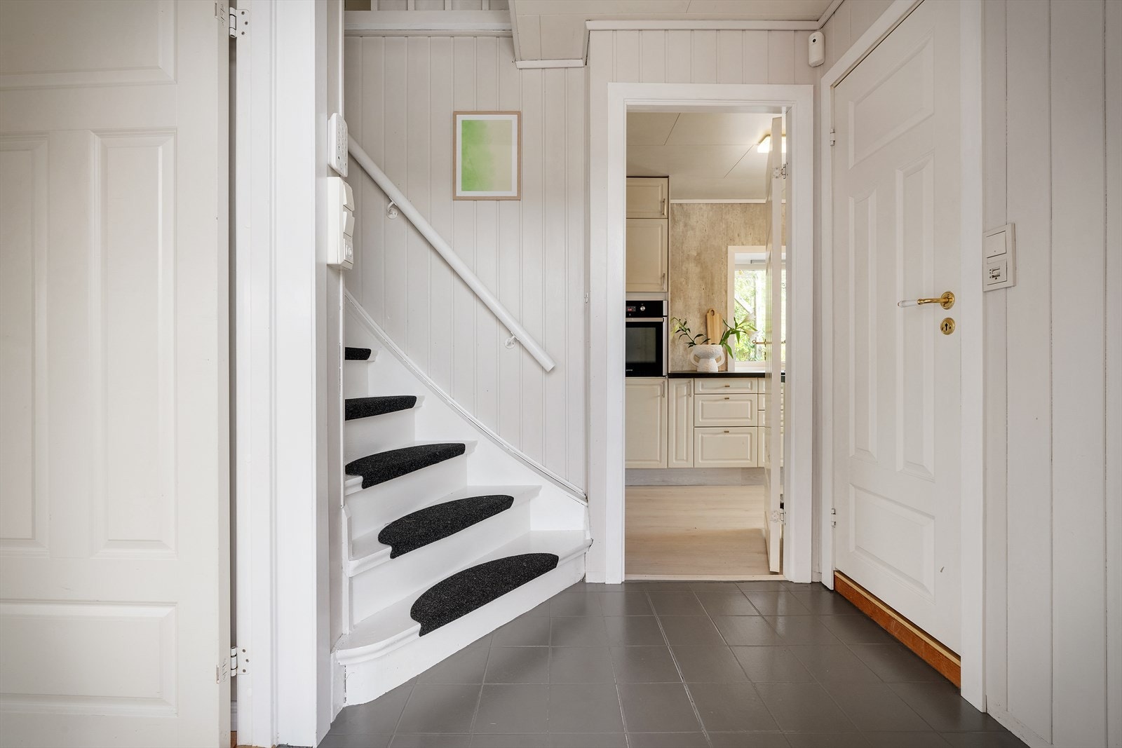 - Du ønskes velkommen inn av en lys gang. Her går trappen opp til øverste etasje - Galleribilde
