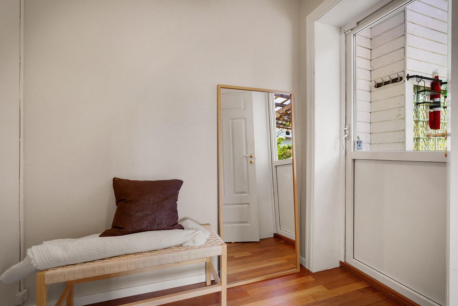 - Fra kjøkkenet kommer du deg enkelt ut til en koselig uteplass - Galleribilde