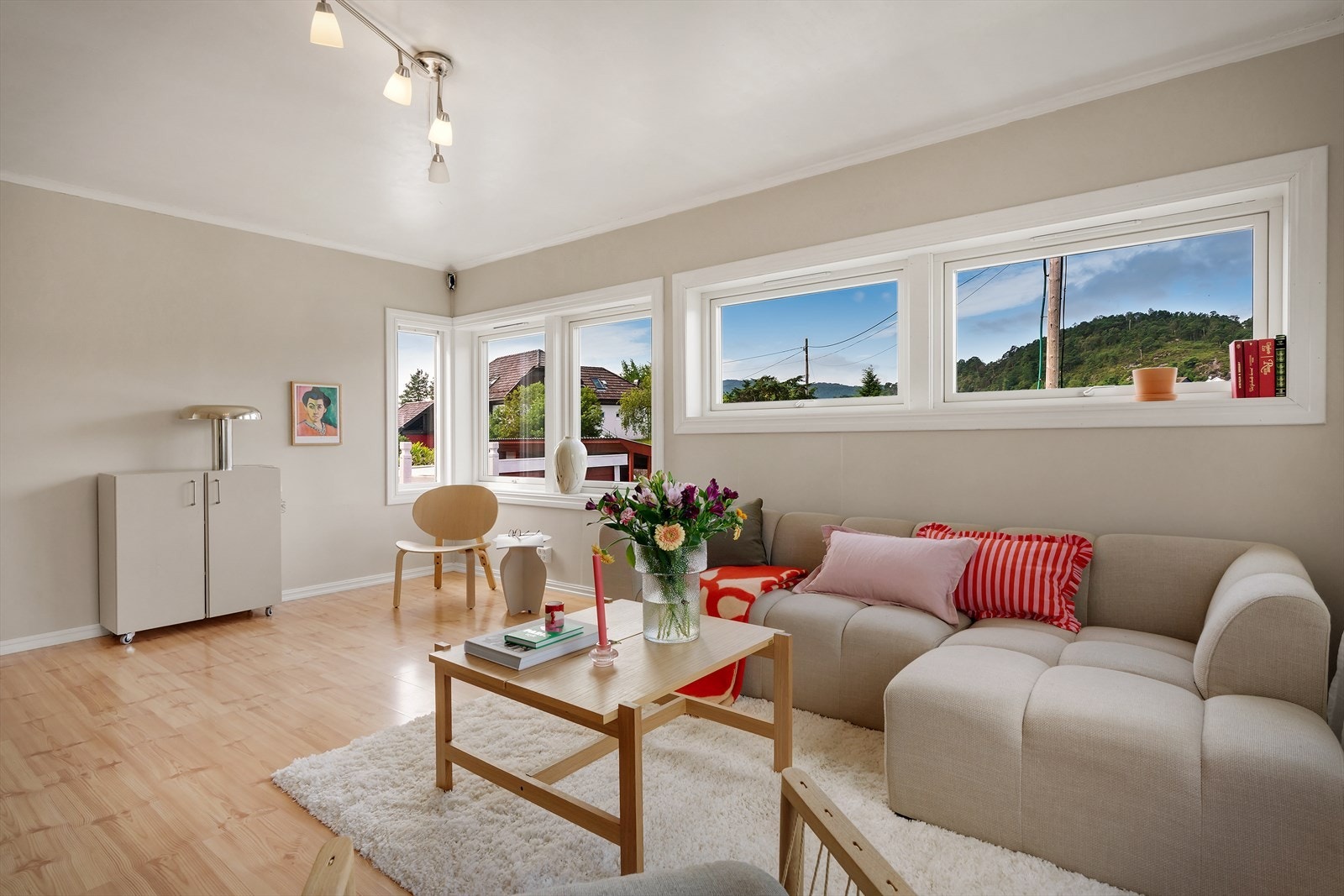 - Stuen har store vinduer som slipper inn godt med naturlig lys - Galleribilde