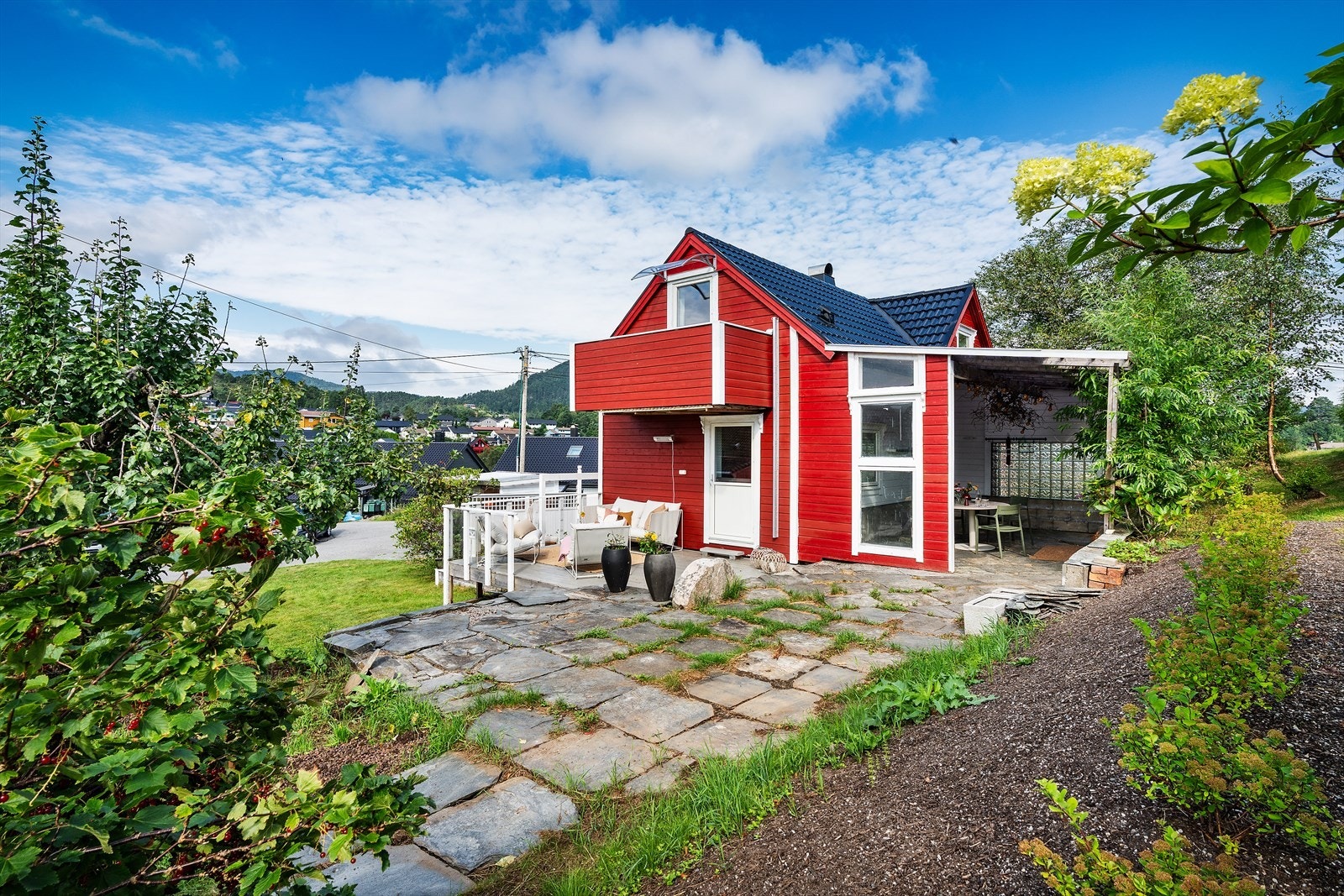 - Det er både bærbusker og frukttrær i hagen - Galleribilde